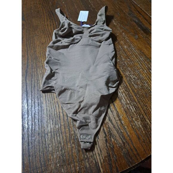 New XS-S Fabletics Yitty Moody Bitc Taupe Nearly Naked Shaping Thong Bodysuit - Picture 7 of 8